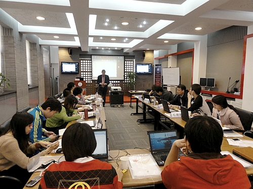 A sports reporting workshop for journalists, co-organized by the Global Journalism Institute and the Thomson Reuters Foundation, was held at Tsinghua University in Beijing from April 9 to 13, 2012. Chinese journalists gear up for London Games