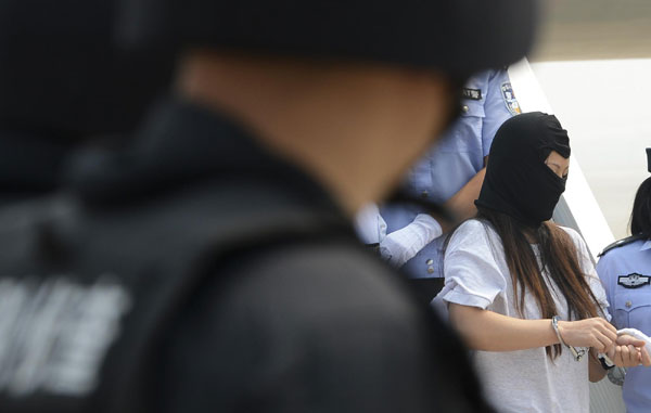 A suspect involved in violent crimes targeting Chinese in Angola is sent back to Beijing under police escort, on Sunday.  37 criminal suspects in Angola sent back to China