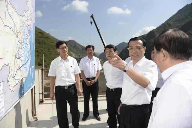 Premier Li Keqiang (2nd right) at the Muzhailing tunnel construction site on the Lanzhou-Chongqing Railway in Dingxi, Gansu province, on Aug 18, 2013. Railway construction in the west opens the door to fortune: Premier