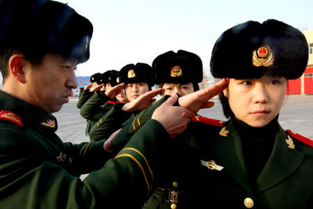克拉瑪依：“90后”女兵大學(xué)生寒冬訓(xùn)練忙