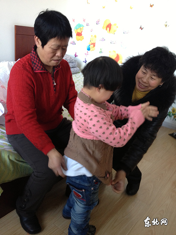 穿新衣?lián)Q新鞋 福利院里笑聲揚(yáng)(組圖)