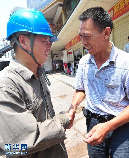 “彪悍搶修哥”劉躍青:“跳進(jìn)臭水溝只為節(jié)省搶修時(shí)間”