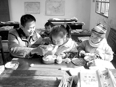 鄉(xiāng)村教師朱建成的45年:“我愿永遠守在這里!”