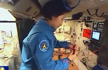 劉洋在“天宮”內(nèi)用紅絲繩編織中國(guó)結(jié)