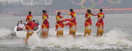 中國運(yùn)動(dòng)員試水沂河