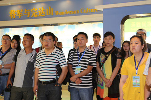 網(wǎng)絡(luò)媒體龍江行第一站：探訪哈爾濱完達(dá)山乳業(yè)公司