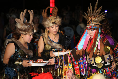 全國網(wǎng)絡(luò)媒體龍江行探訪饒河縣 體驗(yàn)赫哲族祭江祭祀活動