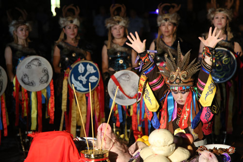 全國網(wǎng)絡(luò)媒體龍江行探訪饒河縣 體驗(yàn)赫哲族祭江祭祀活動