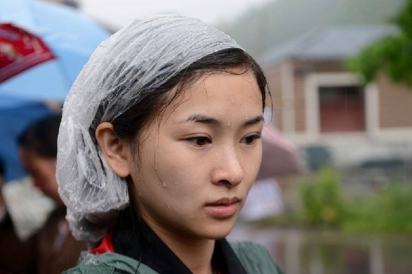 汶川地震斷腿美女教師蘆山救災(zāi)記