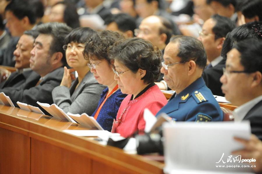 政協(xié)十二屆一次會議第二次全體會議：政協(xié)委員在認(rèn)真聽取報告