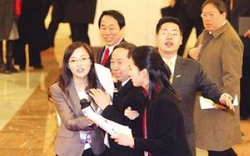 女記者屢次挽高官手臂出鏡走紅網(wǎng)絡