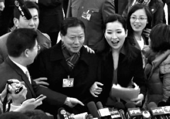 女記者屢次挽高官手臂出鏡走紅網(wǎng)絡