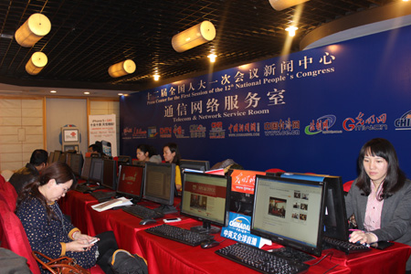 中外記者關(guān)注溫總理政府工作報(bào)告 兩會(huì)新聞中心進(jìn)入繁忙期