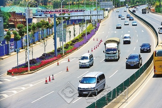 市民文明監(jiān)督團(tuán)與記者“驗收”昆明整治道路