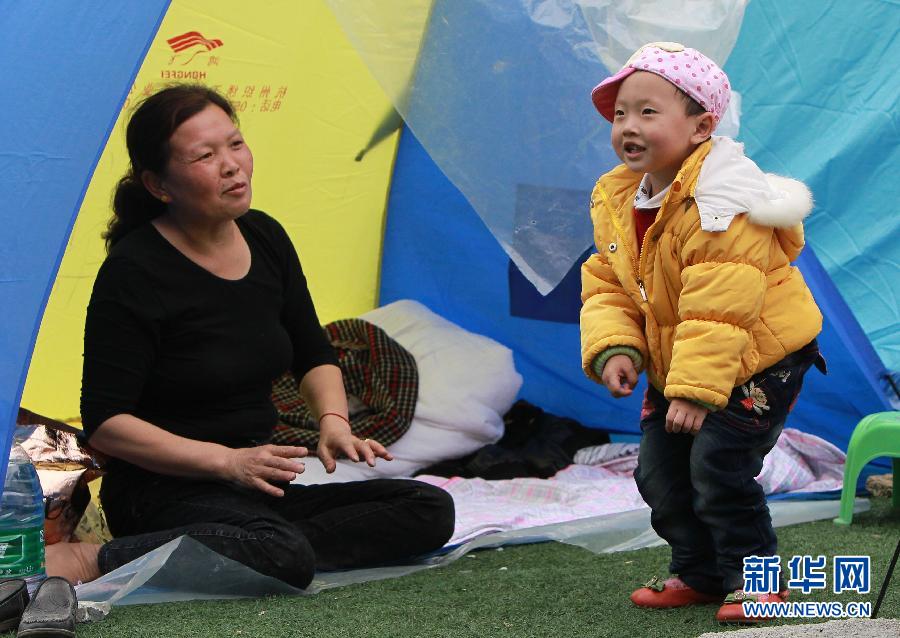 震區(qū)孩子無邪笑容致敬救援團(tuán)隊