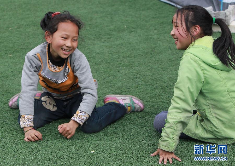 震區(qū)孩子無(wú)邪笑容致敬救援團(tuán)隊(duì)
