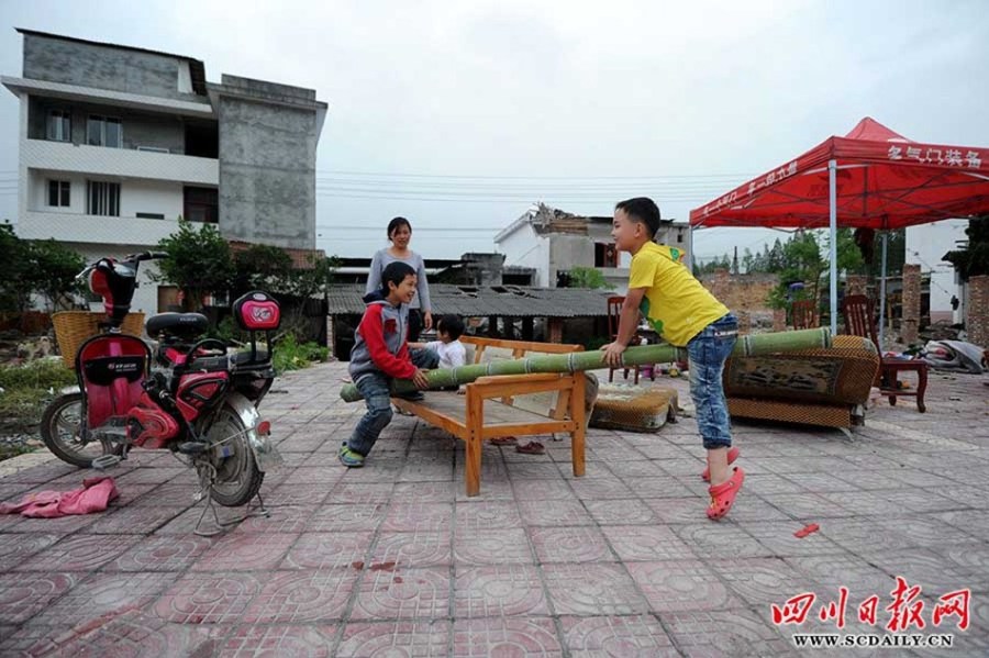 震區(qū)孩子無(wú)邪笑容致敬救援團(tuán)隊(duì)