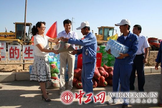 嘉峪關(guān)市總工會主席梁曉梅：鋼城職工的“娘家人”