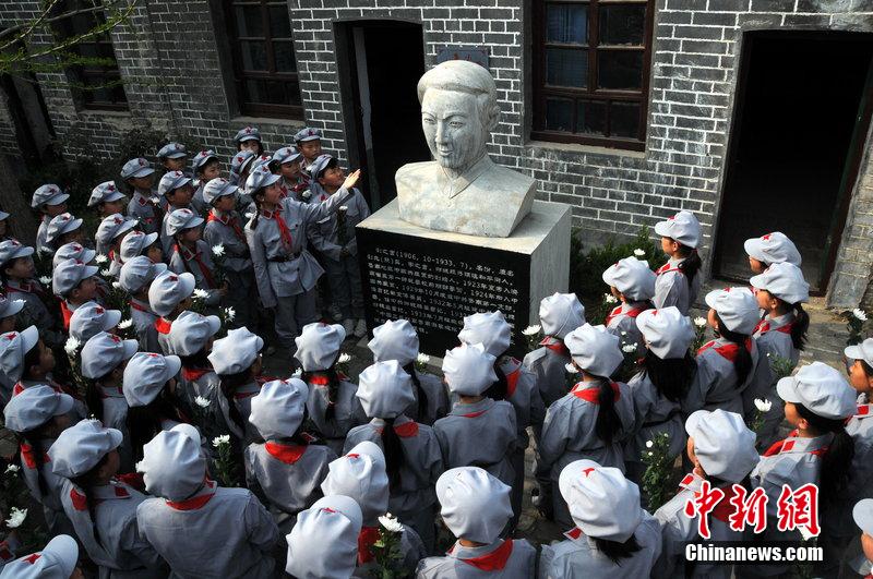 山東紅軍小學(xué)舉行愛國教育 “小紅軍”清明節(jié)前祭英烈