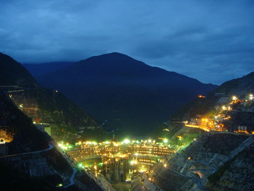 云南華能小灣水電站首臺(tái)機(jī)組正式投產(chǎn)發(fā)電