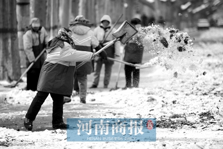 鄭州除積雪陋習(xí)多 積雪填滿雨水井污染河水