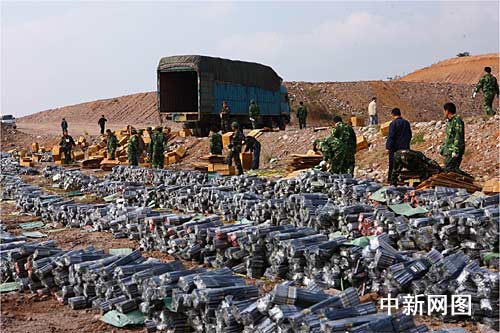 空地上騰起蘑菇云 湖南銷毀一批過期煙花