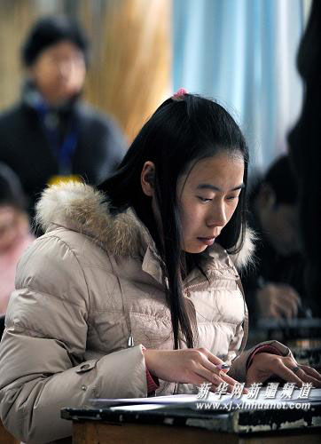 新疆上萬人參加公務(wù)員考試