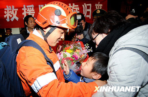 中國國際救援隊(duì)完成任務(wù) 48名滯留海地中國公民抵京