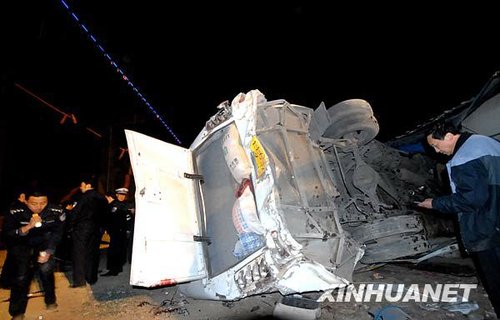 貴陽(yáng)一輛客車失控墜坡致13人死亡(組圖)