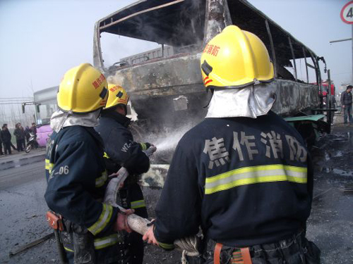 河南一長(zhǎng)途客車自燃 車上乘客被緊急疏散