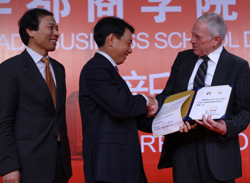 新華都聘請(qǐng)諾貝爾獲得者任院長(zhǎng) 打造平民商學(xué)院