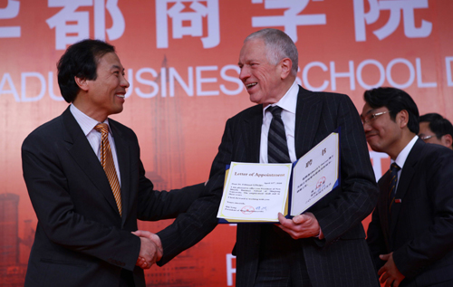 新華都聘請(qǐng)諾貝爾獲得者任院長(zhǎng) 打造平民商學(xué)院