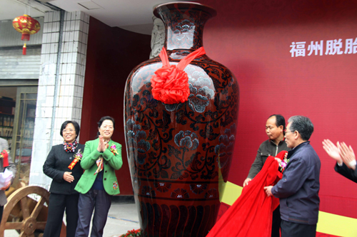 福州脫胎漆器《牡丹大花瓶》啟運(yùn)參展世博會(huì)