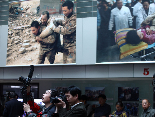 國內(nèi)外首個青海玉樹抗震救災(zāi)影展在京舉辦