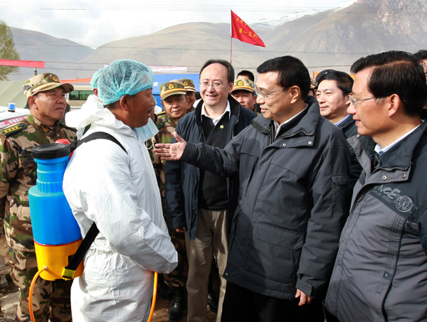 李克強(qiáng)在玉樹(shù)地震災(zāi)區(qū)考察并主持召開(kāi)災(zāi)后重建現(xiàn)場(chǎng)辦公會(huì)