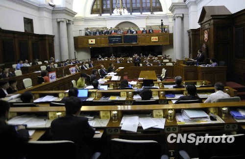 香港立法會通過2012行政長官產(chǎn)生辦法決議案(圖)