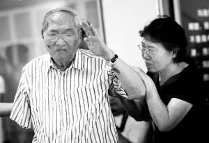 各地紀念抗戰(zhàn)勝利65周年 老兵憶往昔難掩激動