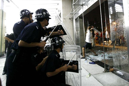 河南輸球球迷情緒失控 賽后爆發(fā)球迷騷亂（圖）