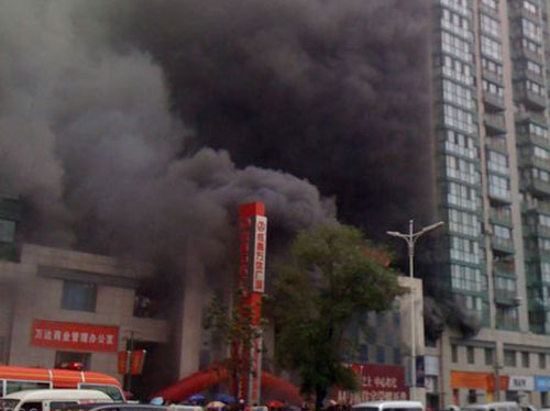 沈陽萬達(dá)廣場發(fā)生火災(zāi)致9死9傷 墻體爆裂(圖)