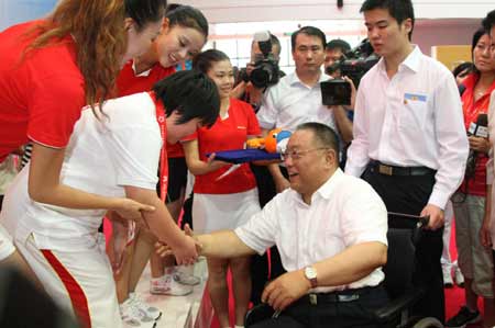 全國政協(xié)副主席鄧樸方為特奧會首枚金牌獲得者頒獎