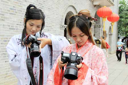 重陽(yáng)節(jié):福州漢服愛好者重現(xiàn)閩都民俗 市民登高品菊