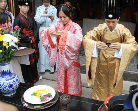 重陽(yáng)節(jié):福州漢服愛好者重現(xiàn)閩都民俗 市民登高品菊