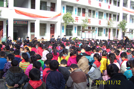 商丘公安機(jī)關(guān)民警走進(jìn)校園開(kāi)展冬季普法教育活動(dòng)