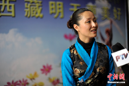中國首個(gè)藏族空姐德慶央宗