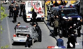 北京西單捷達連撞9名行人續(xù):司機被控故意撞人