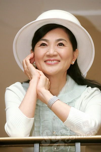臺(tái)灣“帽子歌后”鳳飛飛病逝 生前清純照