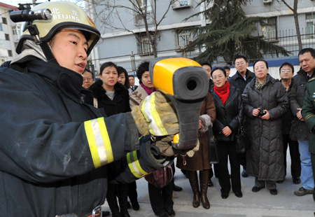西城警方邀請部分人大代表政協(xié)委員 開展警營一日活動(dòng)