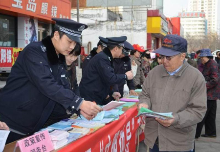 奎屯民警走上街頭開展“四防”宣傳活動。