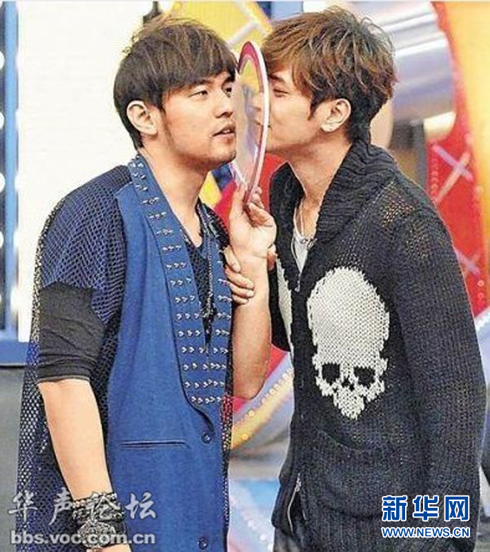 黃曉明“斷背” 初吻余文樂 盤點(diǎn)明星男男激吻照