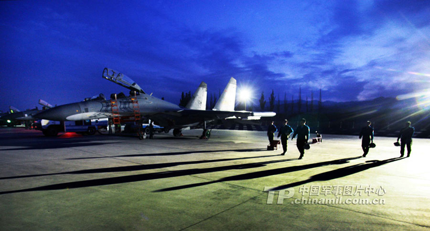 高清組圖：中國空軍蘇-27UBK型戰(zhàn)斗教練機(jī)
